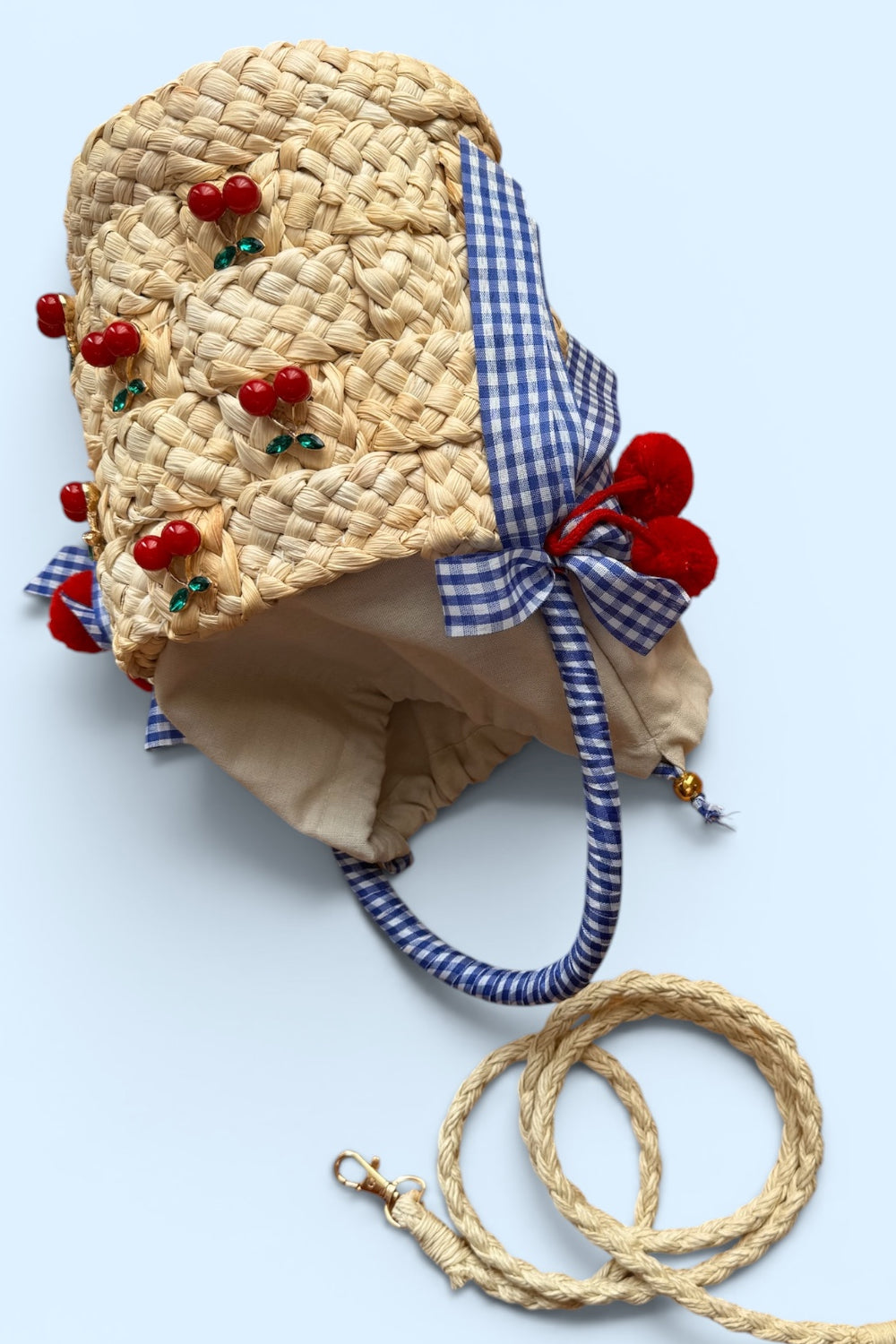 borse a secchiello in rafia intrecciata con ciliege IL CANESTRO CILIEGIA BLU Momà Luxury
