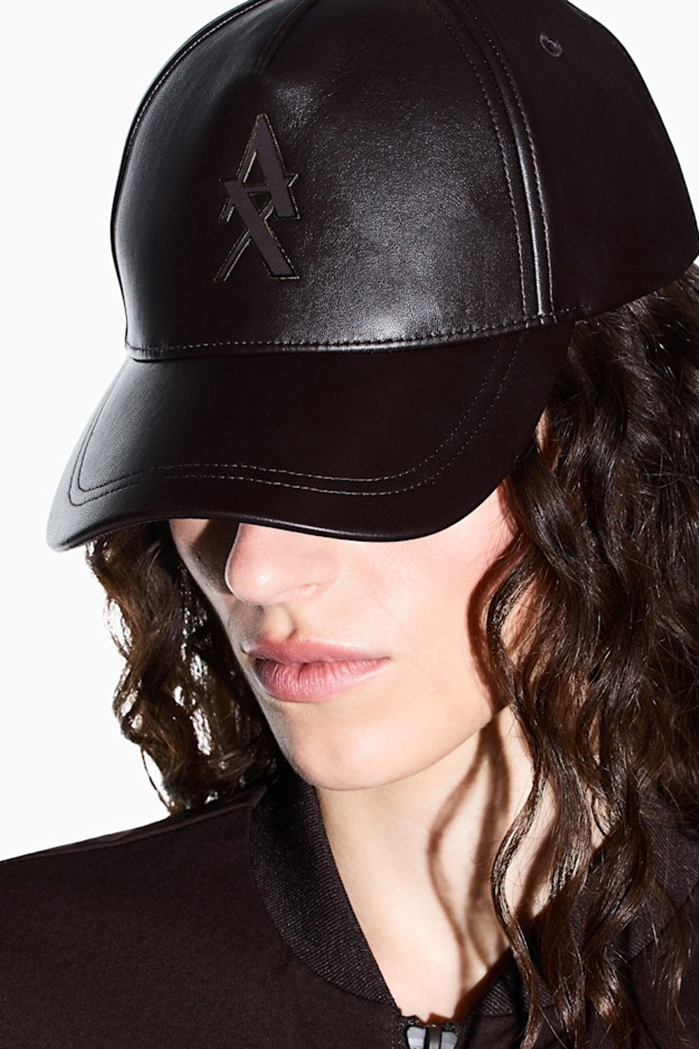 Cappellino da baseball in similpelle con logo in metallo XW003046 AF27219U6032 Armani Exchange