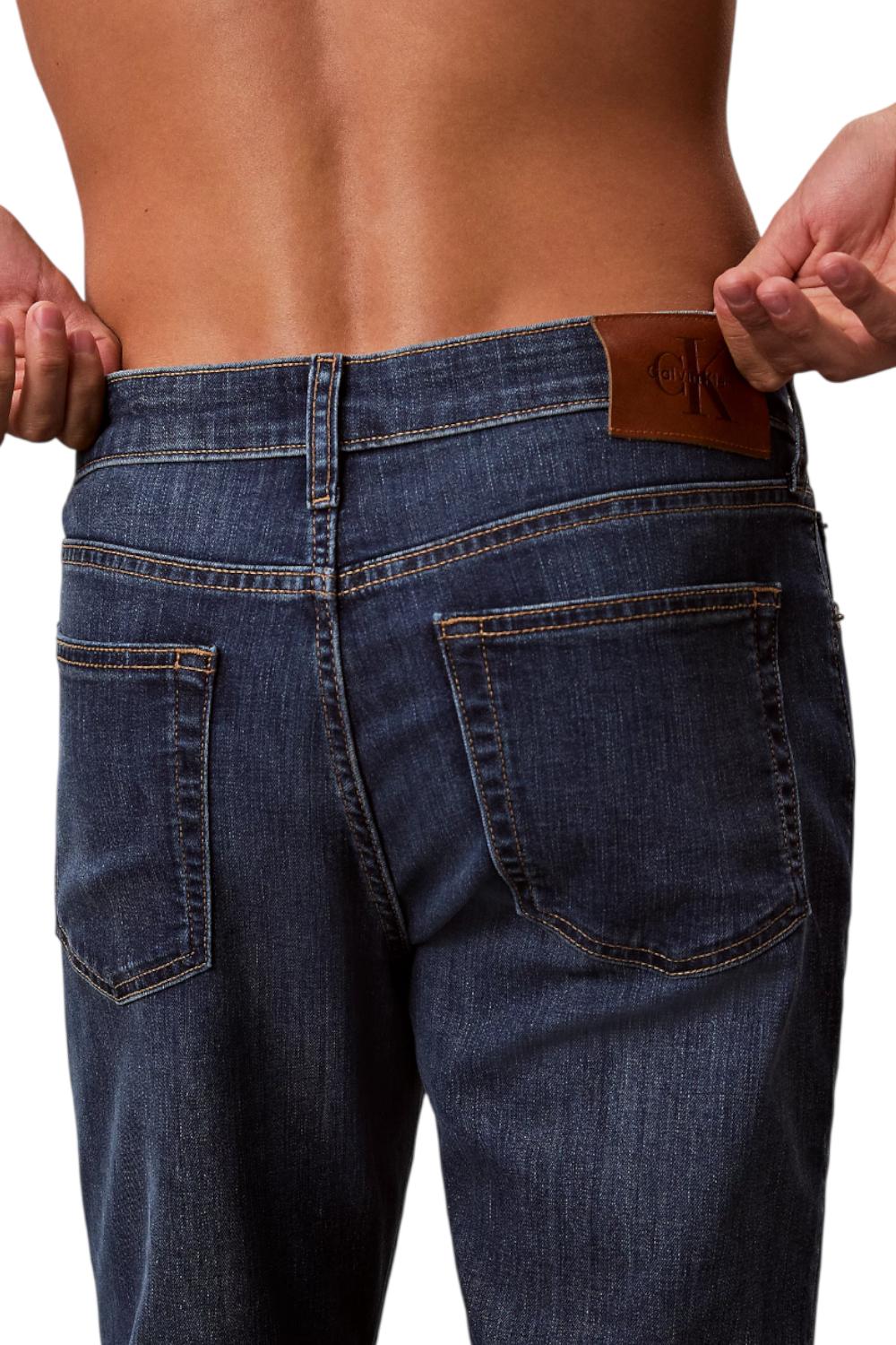 Jeans Uomo Calvin Klein Slim Fit a Vita Media con Dettagli Iconici LV04RE777G /Q8D Calvin Klein