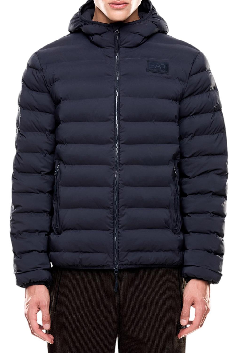 piumino con cappuccio antivento e antipioggia con impunture orizzontali piccole. logo ea7 in tono sul petto. tasche laterali con cerniera. 7M000686 AF15953UB102 EA7 Emporio Armani