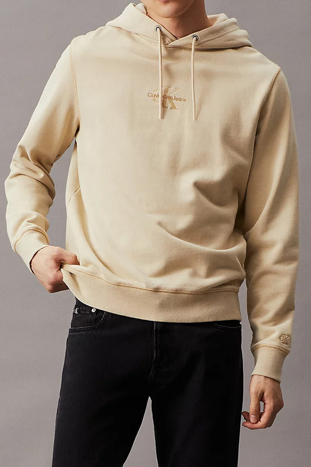Felpa con cappuccio e monogramma in cotone lavato J30J325633 RAE Calvin Klein 
