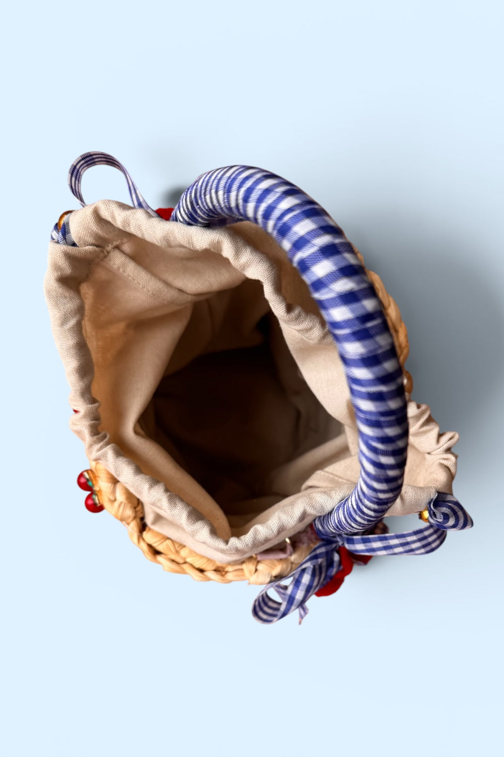 borse a secchiello in rafia intrecciata con ciliege IL CANESTRO CILIEGIA BLU Momà Luxury 