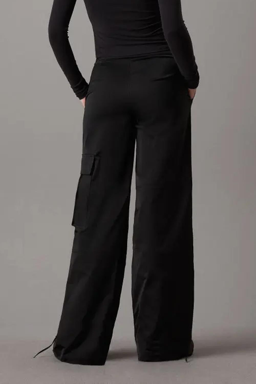 Pantaloni cargo pratici in satin<BR/> J20J223921 BEH Calvin Klein 