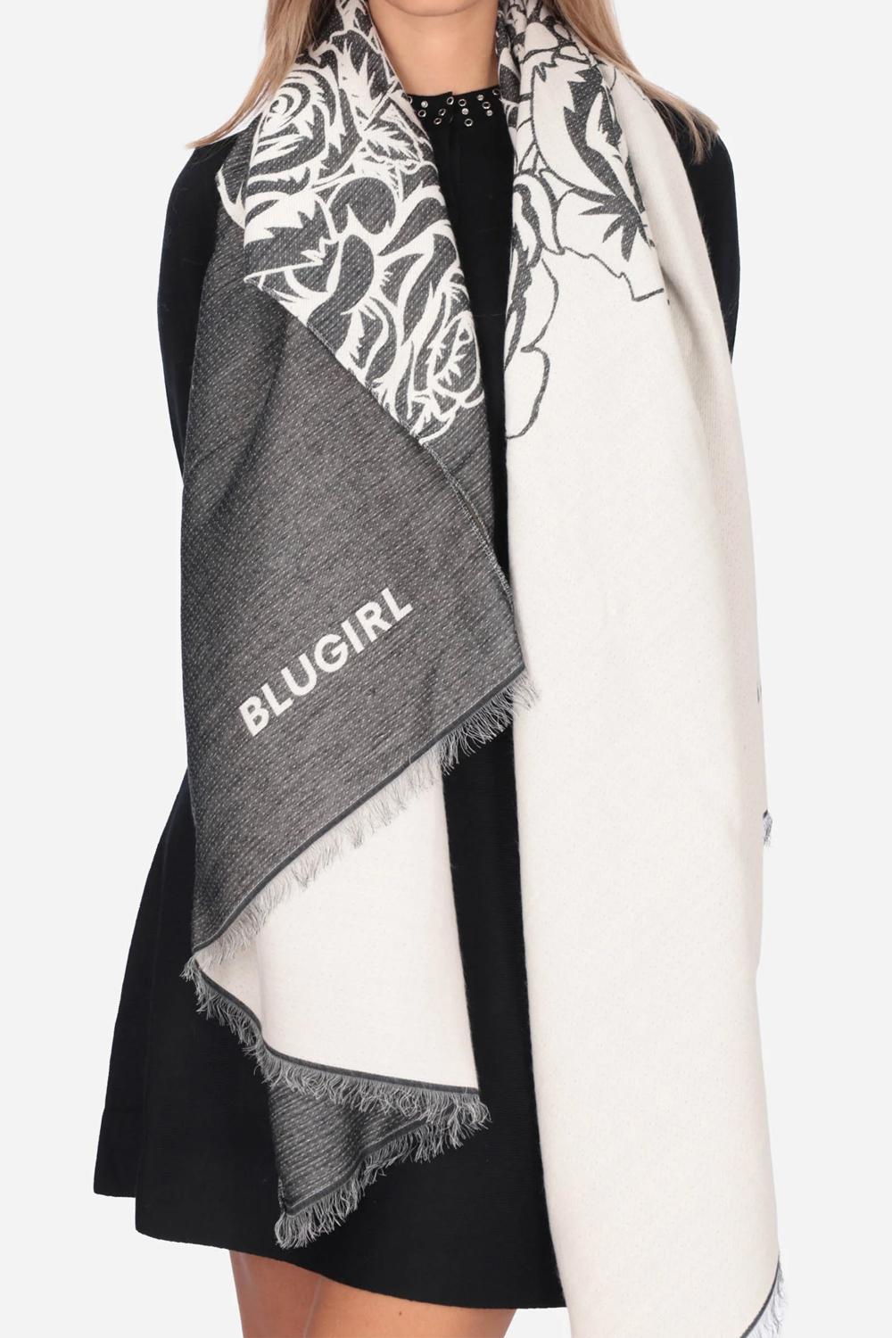 Stola Blugirl in maglia con motivo rose e logo lettering PF5009 T0300Z9733 Blugirl 