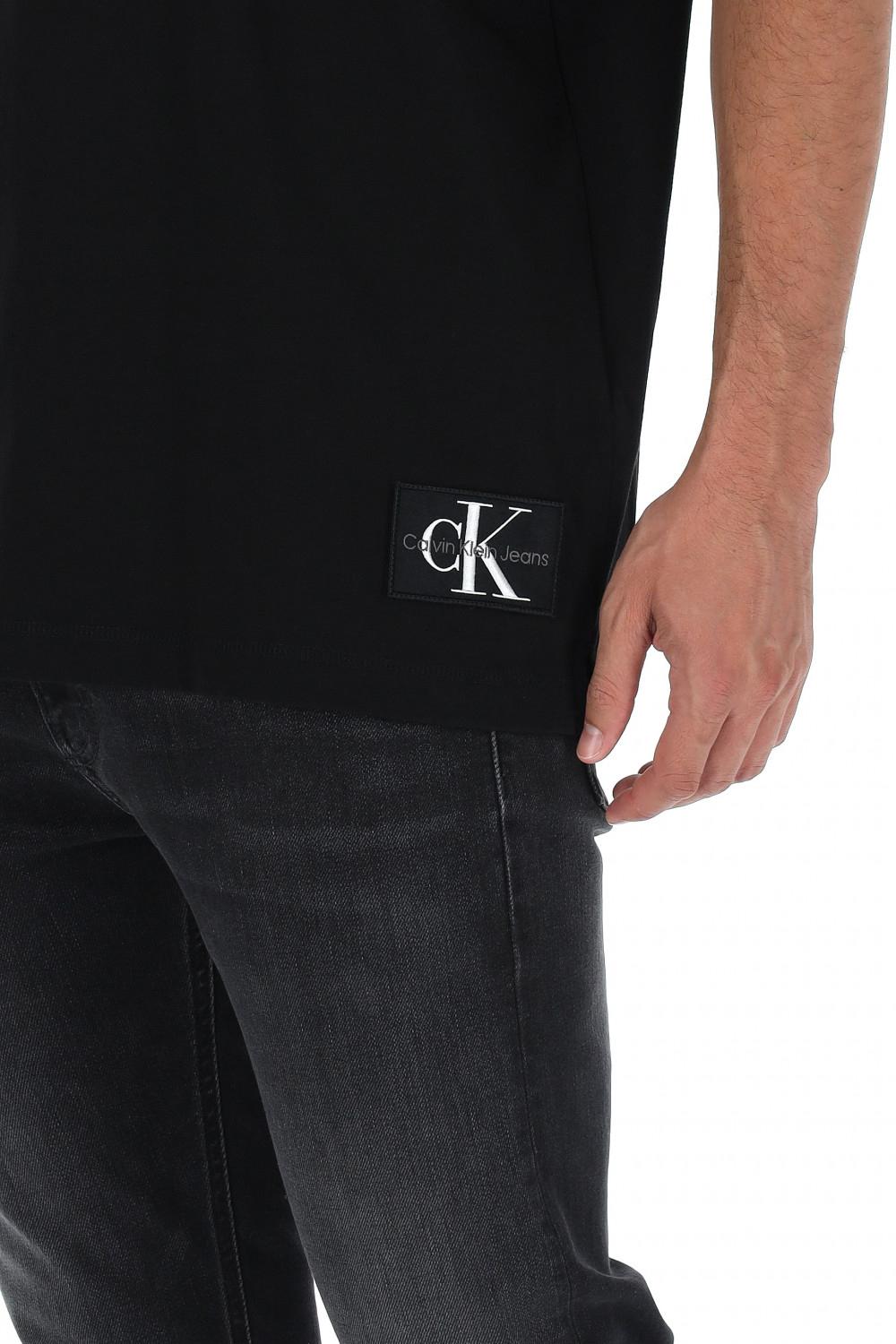 T-shirt con stemma taglio relaxed<BR/> J30J325652 BEH Calvin Klein 
