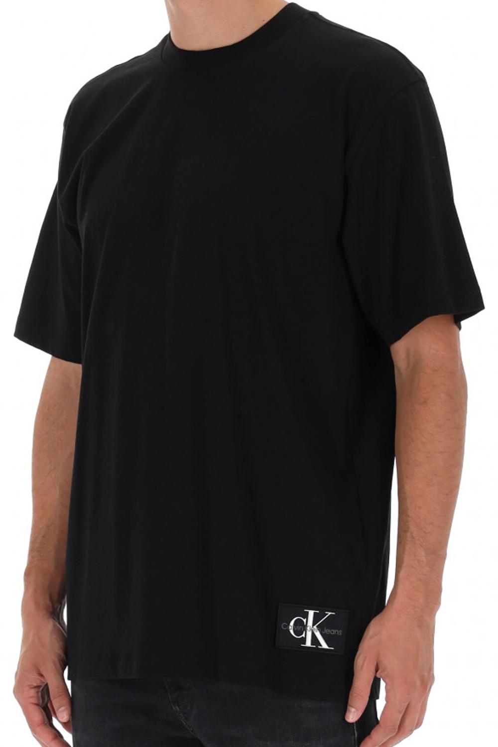 T-shirt con stemma taglio relaxed<BR/> J30J325652 BEH Calvin Klein 