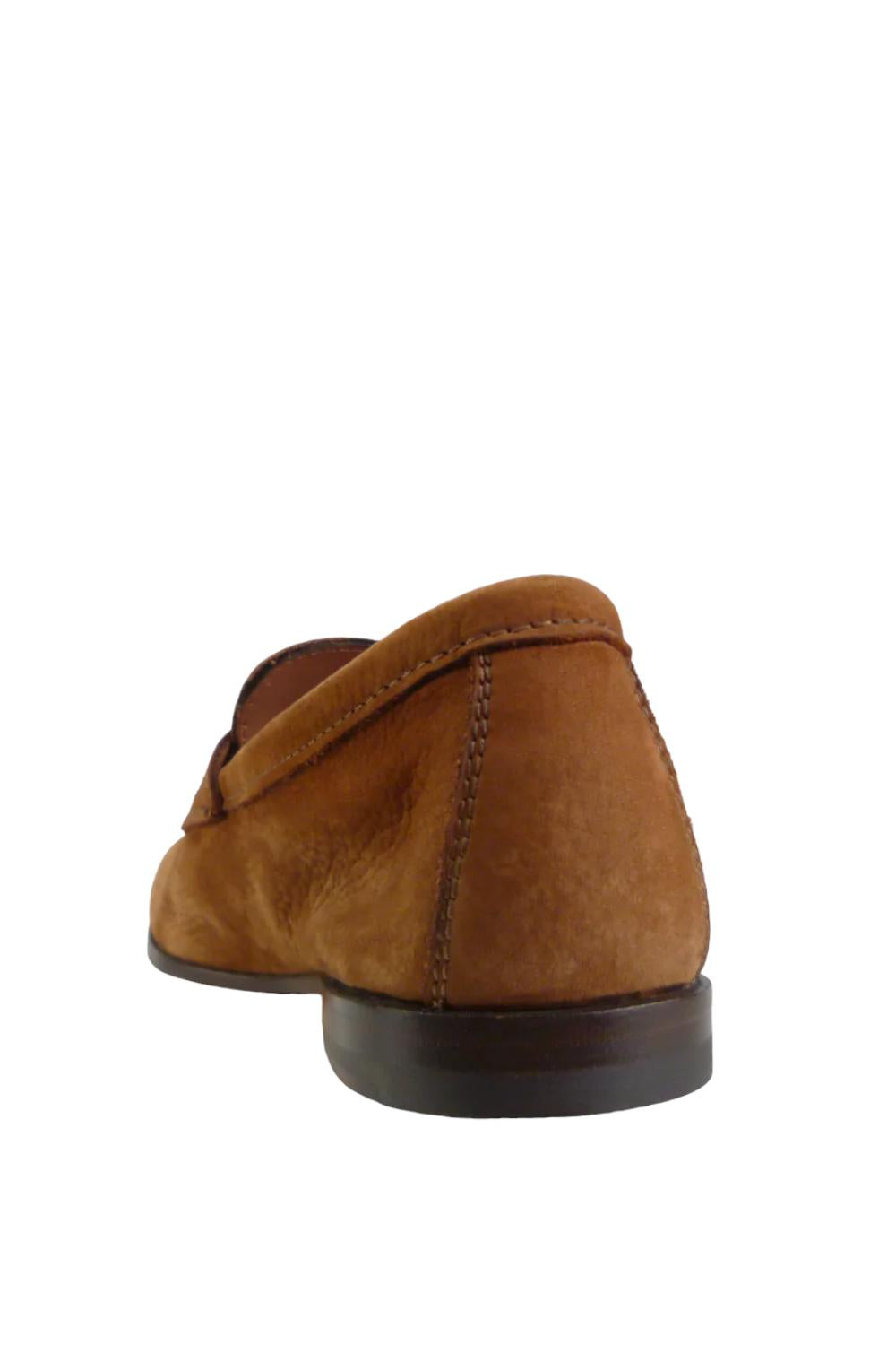 mocassino da uomo in pelle martellata marrone chiaro, fascia frontale con decoro, cuciture a vista, interno in pelle, suola con tacco. MCNC18007SA4SETGM31 MARRONE Santoni 