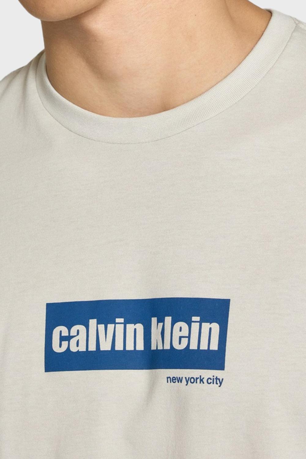 T-shirt con Line logo graphic <BR/> LV04RC849G PDJ Calvin Klein 